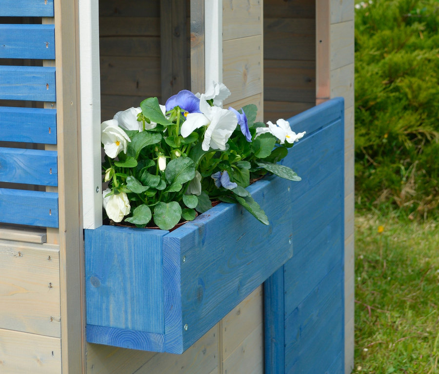 Nahaufnahme des Wendi-Spielhauses »Maritime House« mit blauen Fensterläden und Blumenkasten.