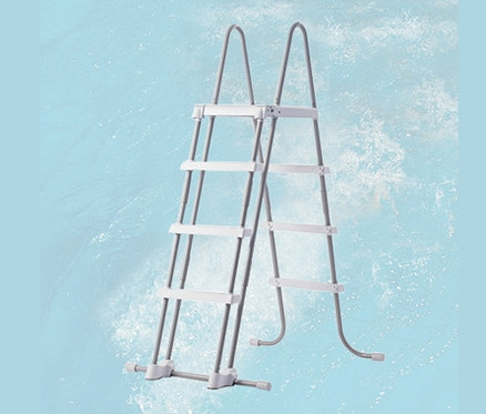 Eine Schwimmbadleiter mit weißen Stufen und grauem Rahmen steht im Wasser.