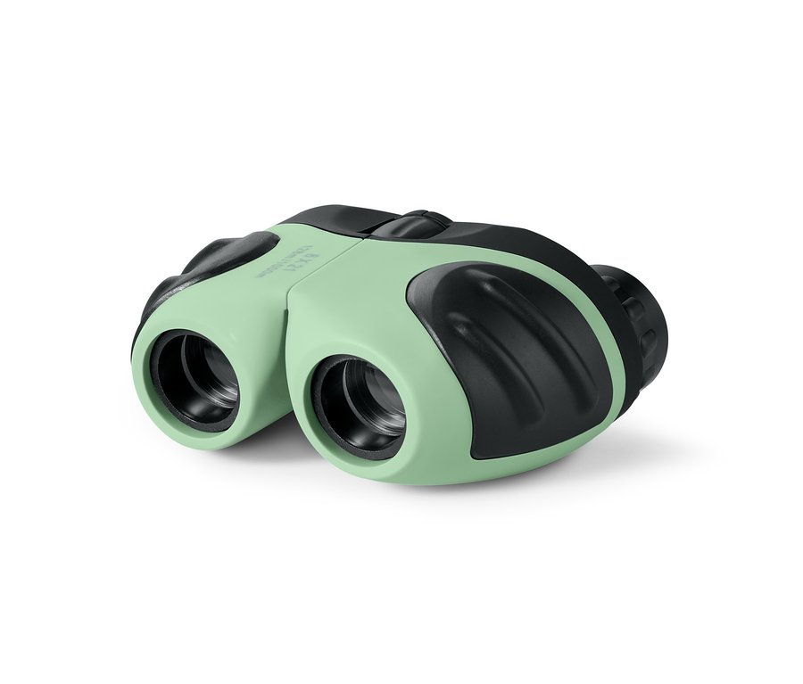 Ein grünes und schwarzes kompaktes Kinder-Fernglas liegt auf einem weißen Hintergrund.