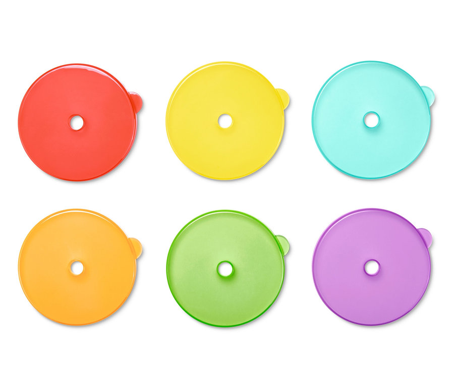 Sechs farbige Becherdeckel auf weißem Hintergrund.