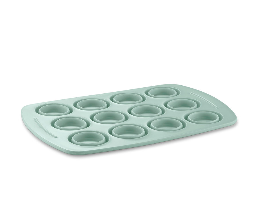 Helles blaues Muffinblech mit zwölf Mulden.