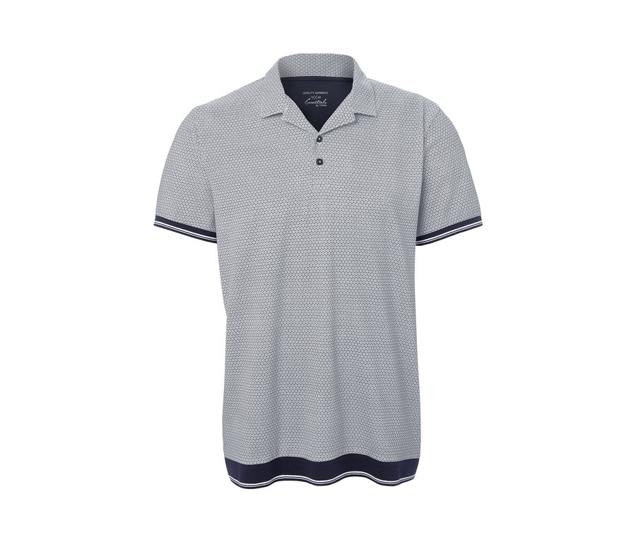 Ein weißer Shorty-Pyjama mit kurzen Ärmeln und geometrischem Muster.