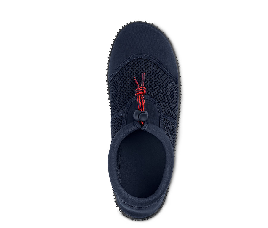 Nahaufnahme eines blauen Badeschuhs von oben.