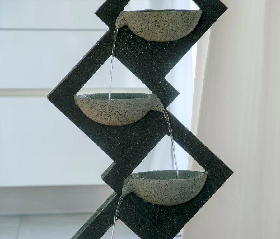 Dobar Gartenbrunnen mit 4 Schalen und LEDs, aus denen Wasser fließt.