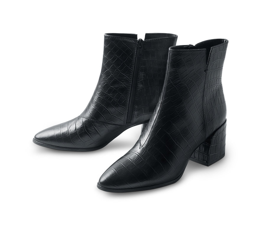 Zwei geprägte Leder-Stiefeletten auf weißem Hintergrund.