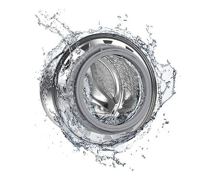 Nahaufnahme des Inneren einer Waschmaschine mit Edelstahltrommel, umgeben von spritzendem Wasser. Im Fokus ist die Samsung-Waschmaschine »WW7QT4543AE/EG«.
