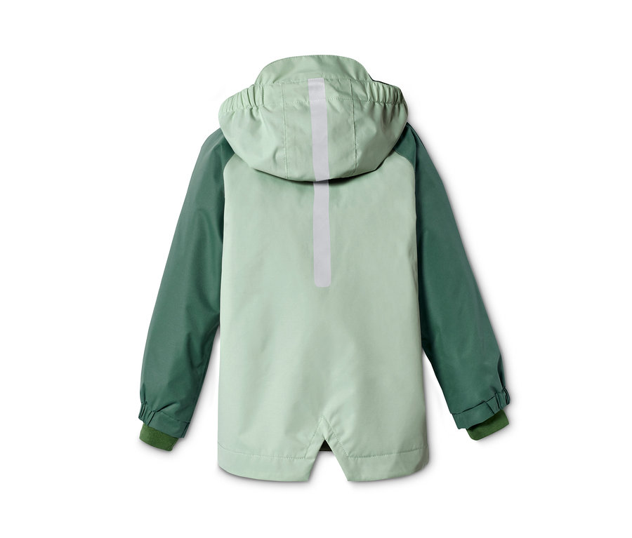 Rückansicht einer hellgrün-dunkelgrünen Regenjacke aus recyceltem Material.