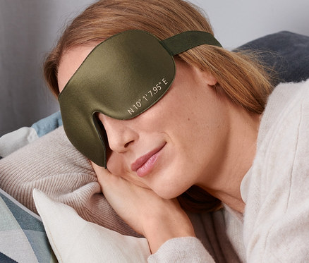 Frau schläft mit einer 3D-Schlafmaske.