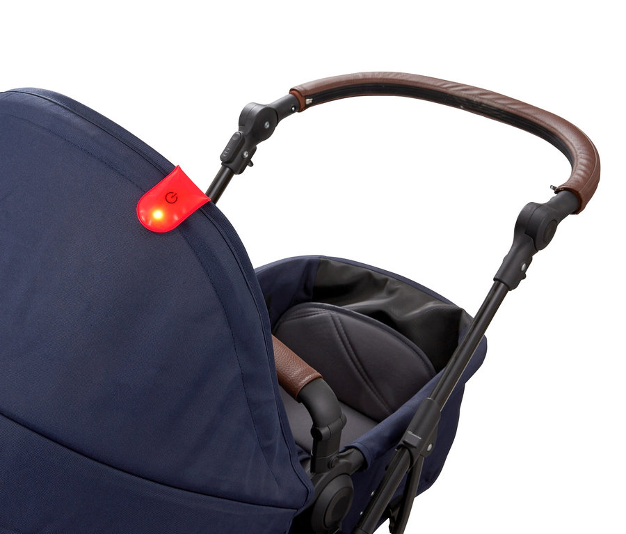 Detailaufnahme eines blauen Kinderwagens mit 3 LED-Magnetlichtern.
