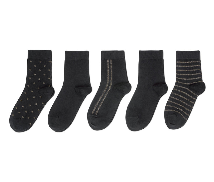 Fünf Paar schwarze Socken mit verschiedenen Mustern.