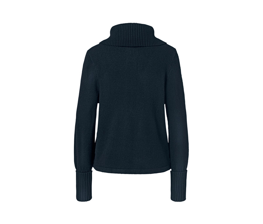 Detailansicht eines dunkelblauen Troyer-Pullovers mit Rollkragen und langen Ärmeln.