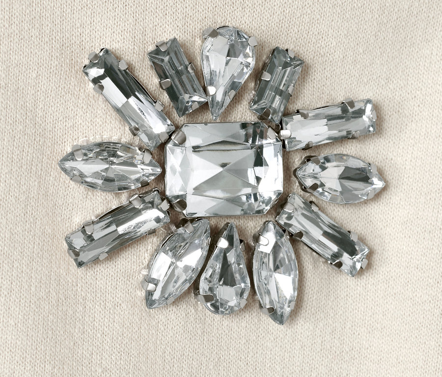 Detail eines Sweatshirts mit Strassblumen.