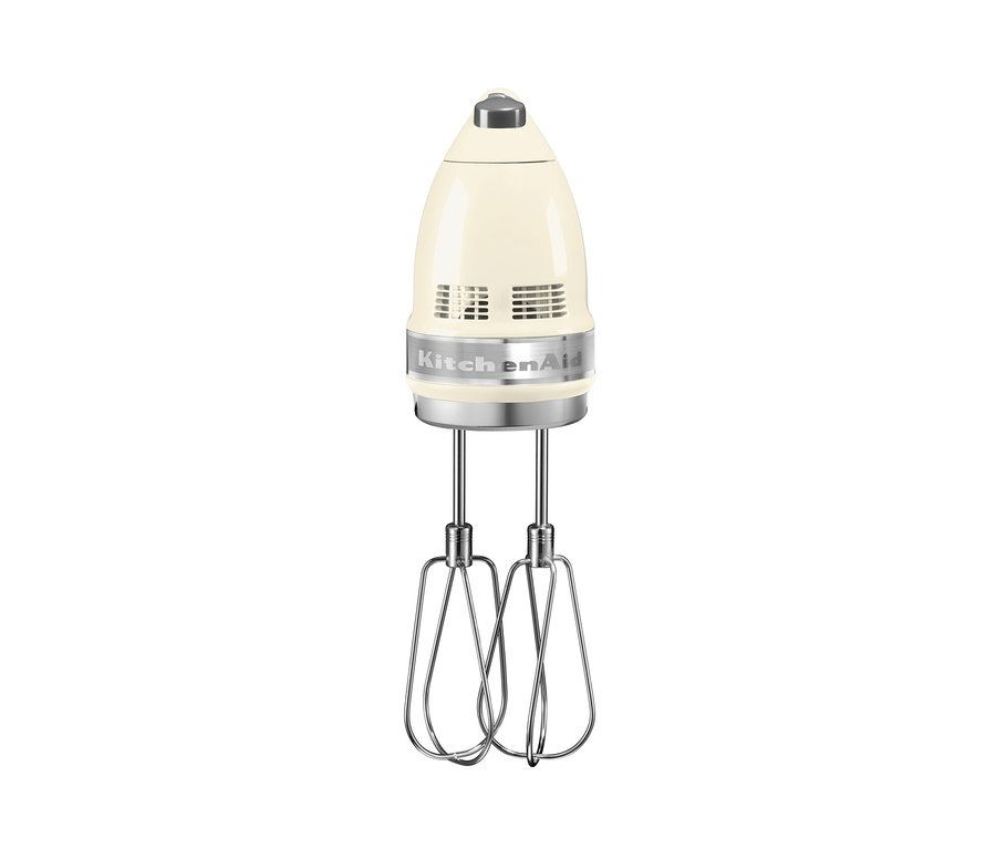 Ein cremefarbener KitchenAid-Handmixer »5KHM9212«.