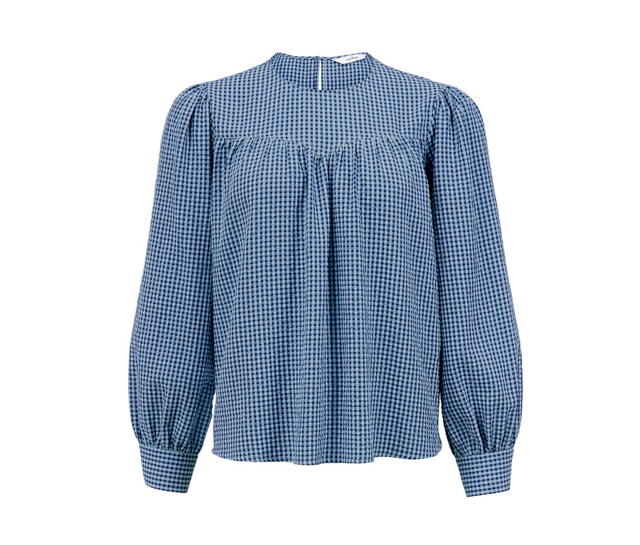 Eine blau karierte Seersucker-Bluse mit langen Ärmeln.
