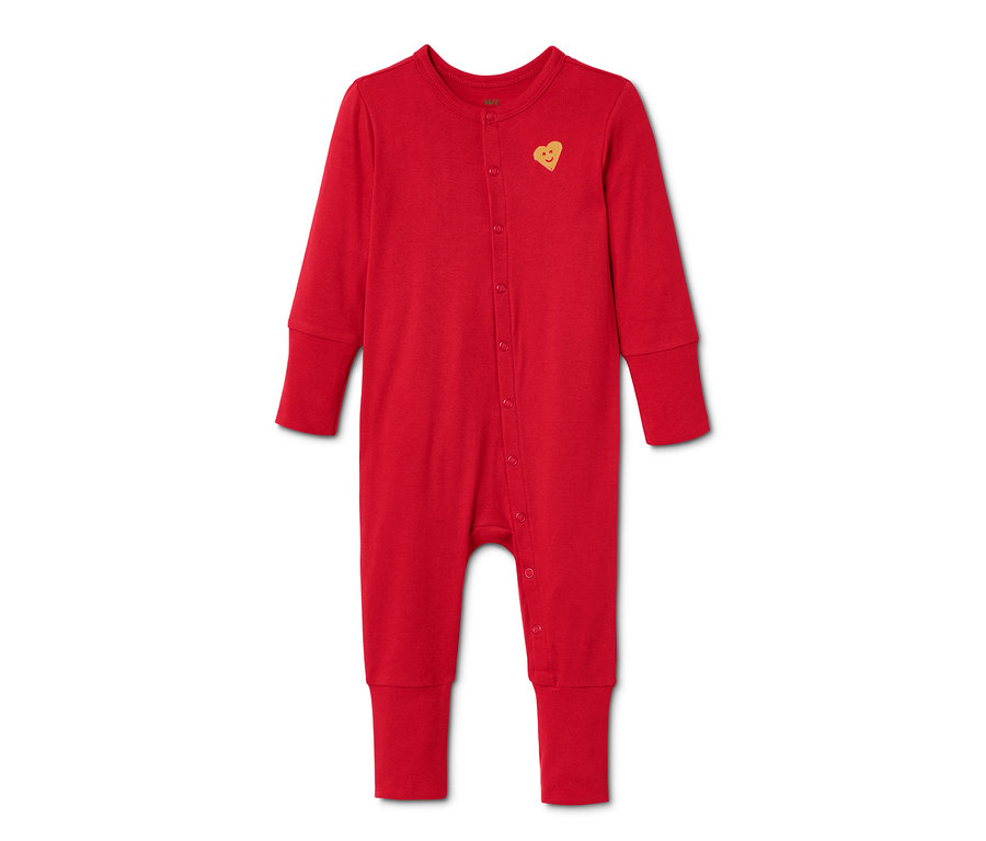 Roter Schlafanzug aus Bio-Baumwolle mit langen Ärmeln und Knopfverschluss. Auf der Brust befindet sich ein gelbes Herz.
