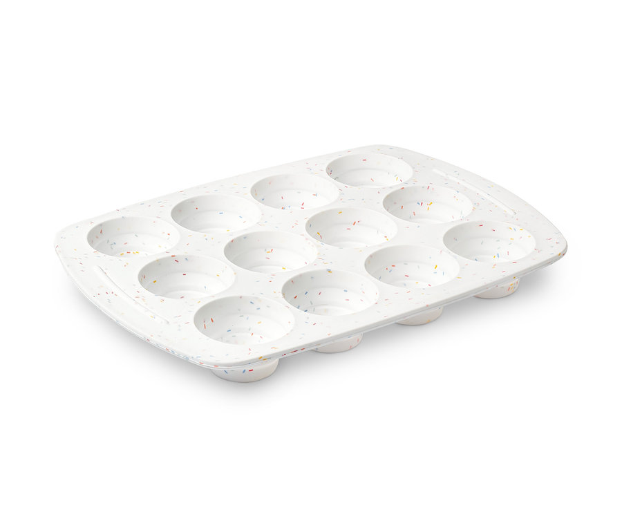 Ein Muffinblech mit zwölf Mulden, weiß mit bunten Sprenkeln.
