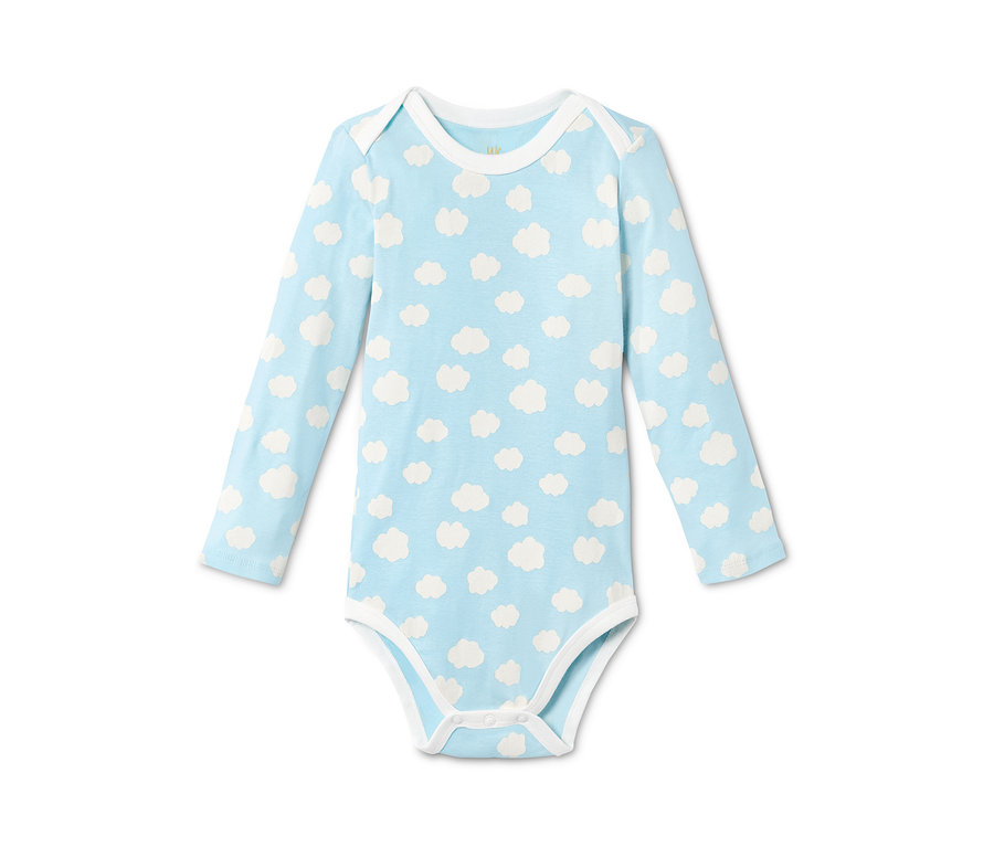 Ein blaues Baby-Langarmbody mit weißen Wolken aus einem 4-teiligen Baby-Set aus Bio-Baumwolle.