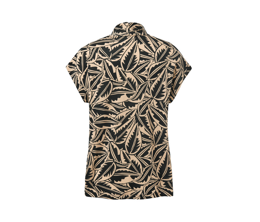 Detailansicht eines bedruckten Shirts mit Stehkragen.