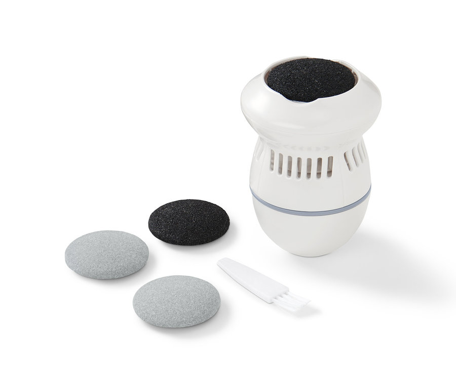 Ein weißer Hornhautentferner mit Saugfunktion, zwei graue und ein schwarzer Schleifkopf sowie eine weiße Reinigungsbürste.