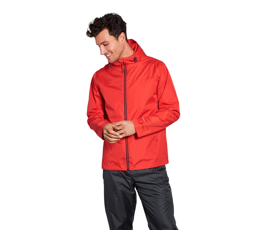 Mann trägt eine orangefarbene Unisex-Regenjacke.
