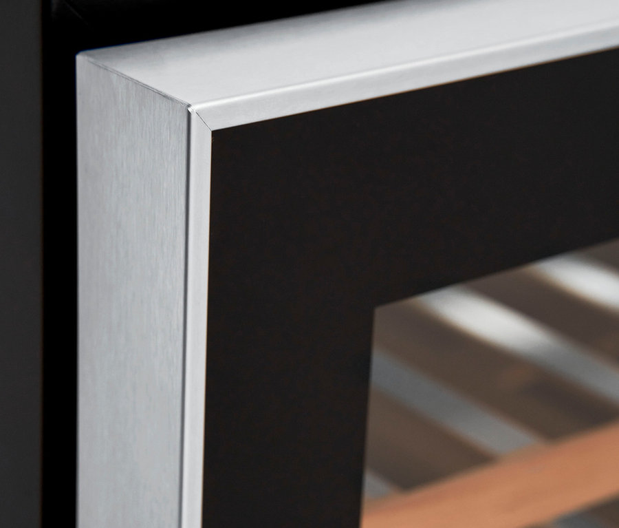 Detailansicht eines geöffneten Respekta®-Weinkühlschranks »WKS77« mit Holzeinlegeböden.