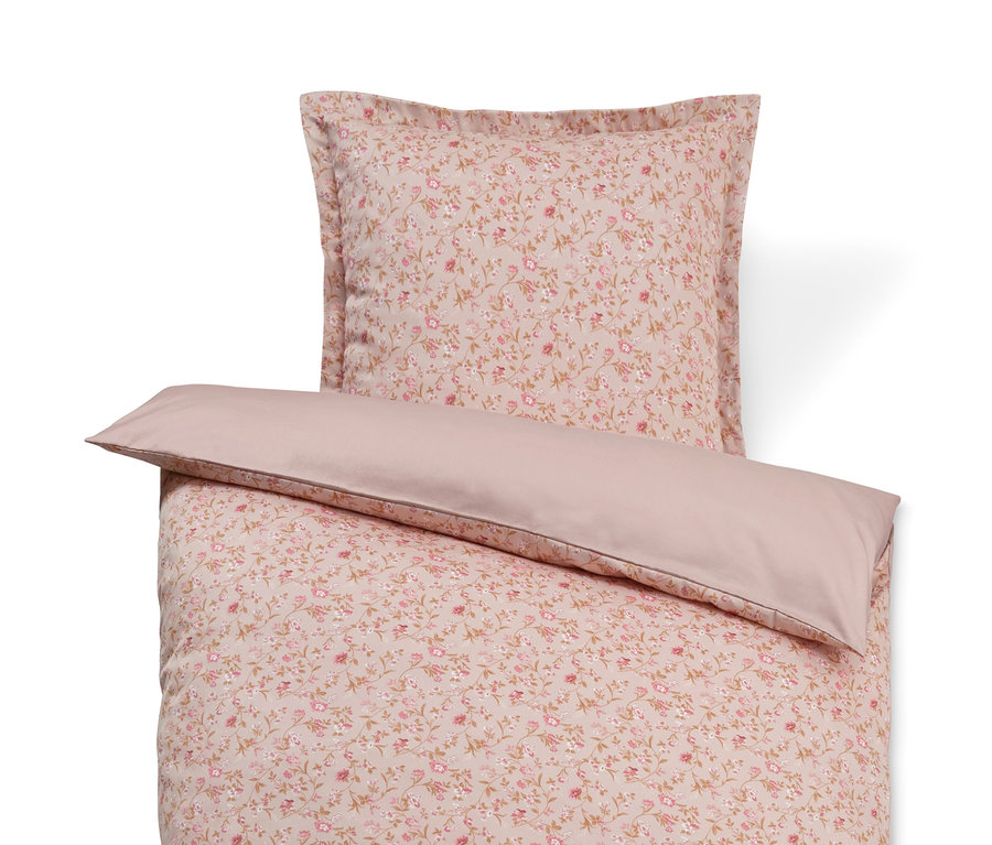 Bettbezug und Kissen mit Blumenmuster. Satin-Bettwäsche, Übergröße und Satin-Bettwäsche, Normalgröße sind sichtbar.