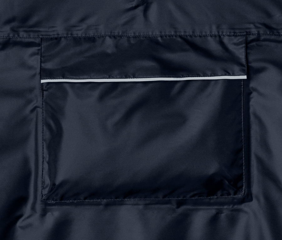 Detailansicht eines dunkelblauen Unisex-Regenponchos mit Tasche.