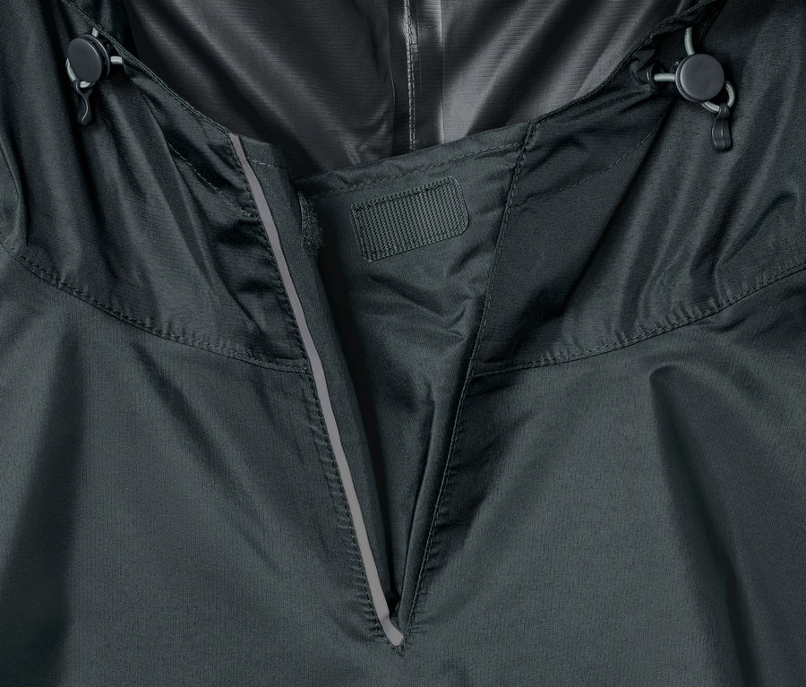 Detailansicht eines Unisex-Regenponchos mit Ärmeln.