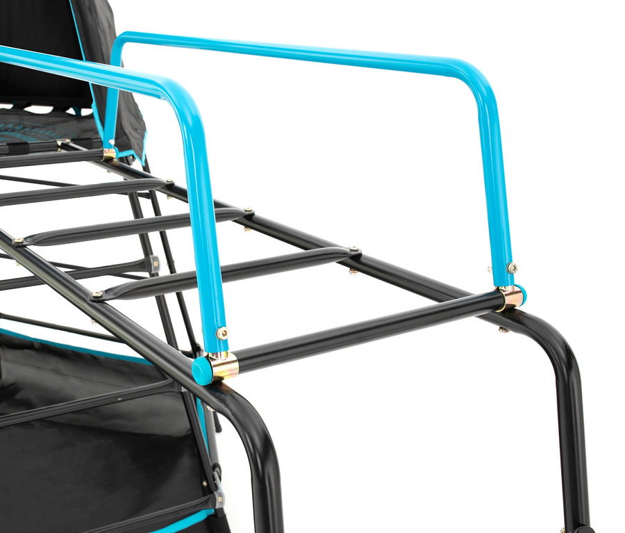 Detailansicht des Rahmens vom Kletterturm »Explorer« mit Zelt, mit blauen Griffen und schwarzer Konstruktion.