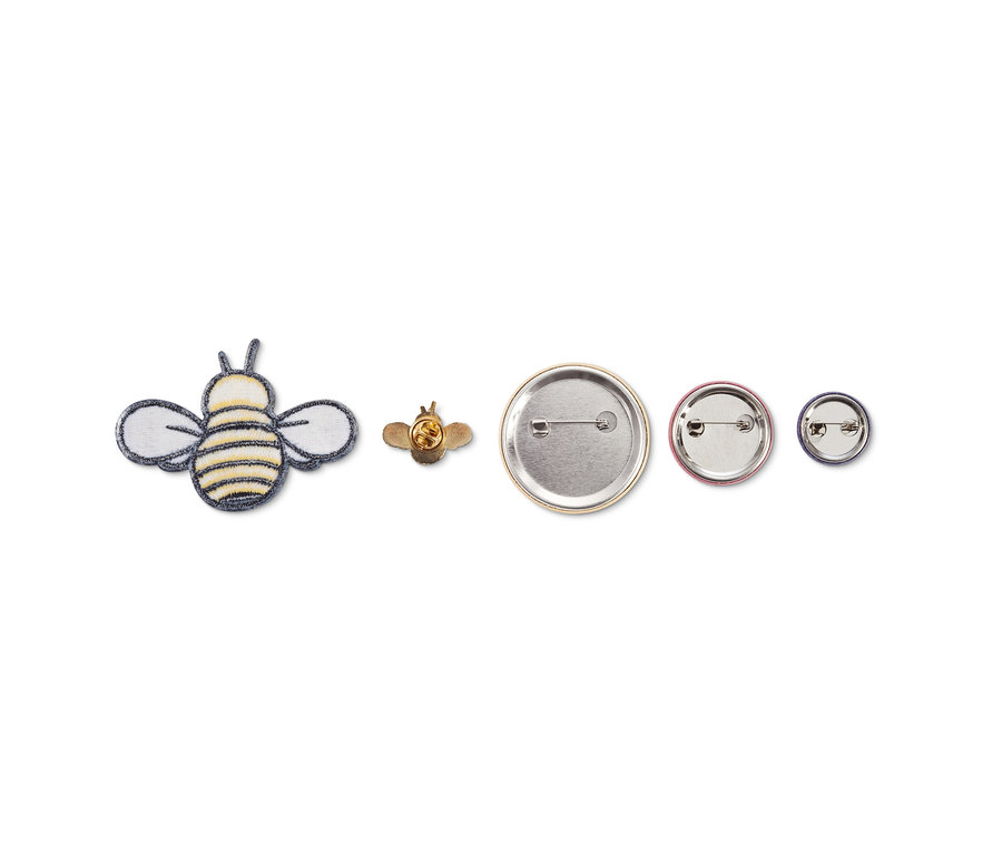 Anstecker-und-Bügelbild-Set »Biene«: ein Bienen-Aufnäher und drei Anstecker.
