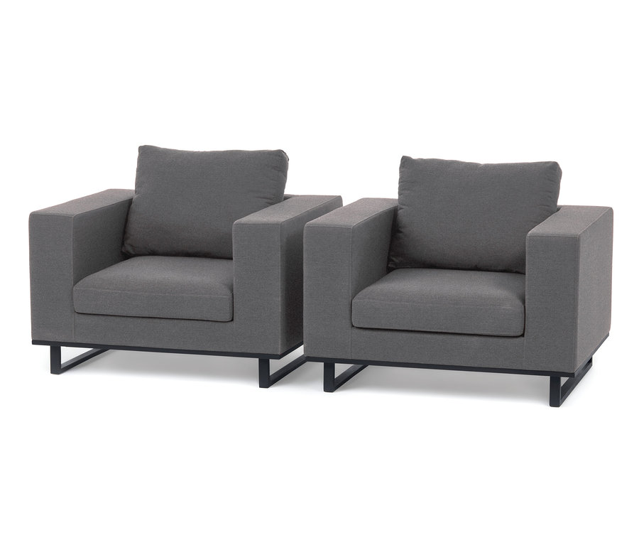 Zwei graue Sessel aus Sunbrella®-Stoff mit schwarzen Metallbeinen. Premium-Lounge-Set aus Sunbrella®-Stoff.