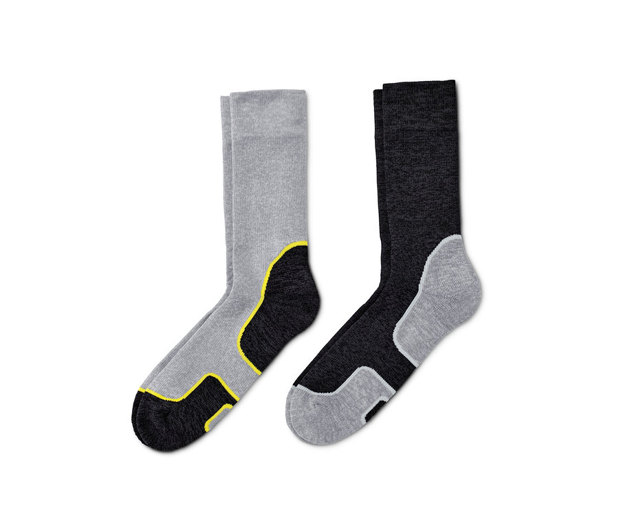 Zwei Paar Kompressions-Laufsocken liegen auf einem weißen Hintergrund.