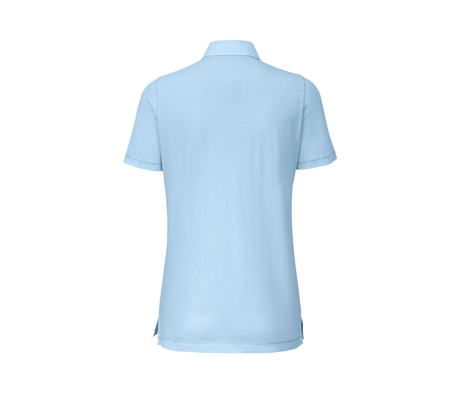 Blaues Poloshirt.