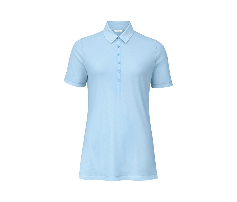 Helles, blaues Poloshirt.