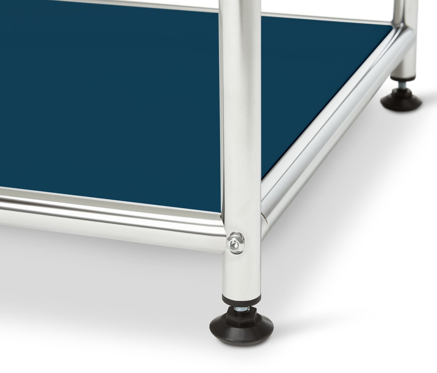 Detailansicht des blauen Metall Beistelltisch »CN3« mit Glasoberfläche.