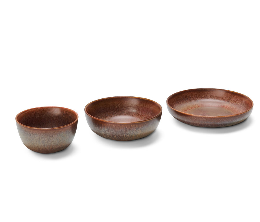 Drei braune Schalen.
