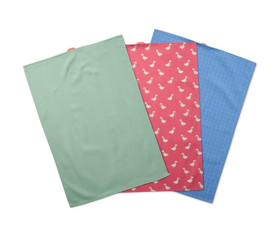 Drei Geschirrtücher: einfarbig grün, rosa mit Gänsemuster und blau kariert.