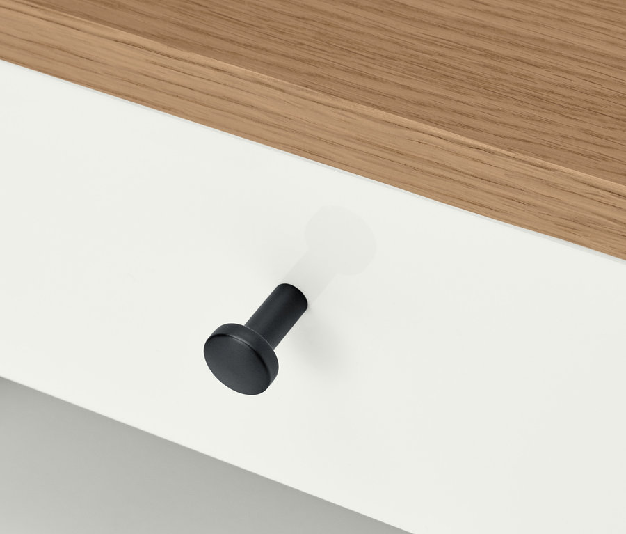 Detailansicht eines Nachttischs »Bekeson« mit schwarzem Griff.