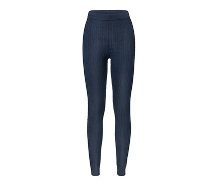 Nahaufnahme einer Strickleggings mit Zopfmuster.