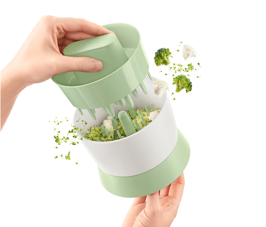 Person verwendet Veggie-Ricer zum Zerkleinern von Brokkoli und Blumenkohl.