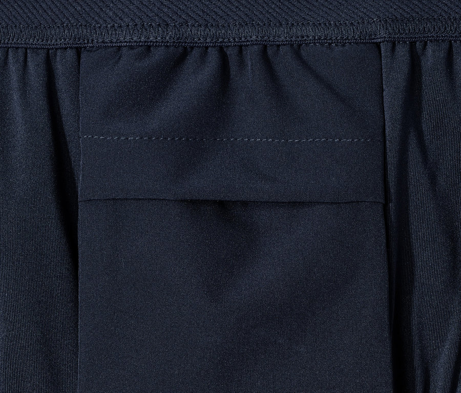 Detailaufnahme von Sportshorts mit Tasche.