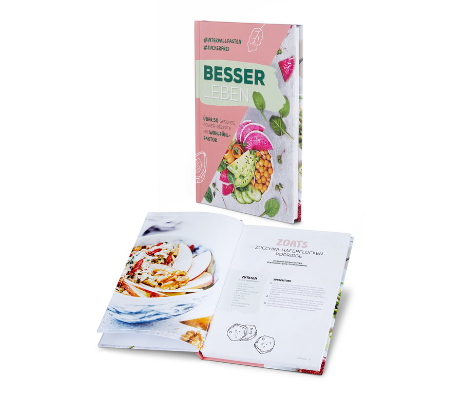 Buch »Besser leben« mit Rezepten und eine geöffnete Seite mit dem Rezept für Zucchini-Haferflocken-Porridge.