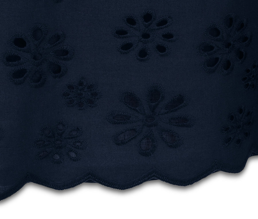 Detailansicht eines dunkelblauen Blusenshirts mit Lochstickerei.