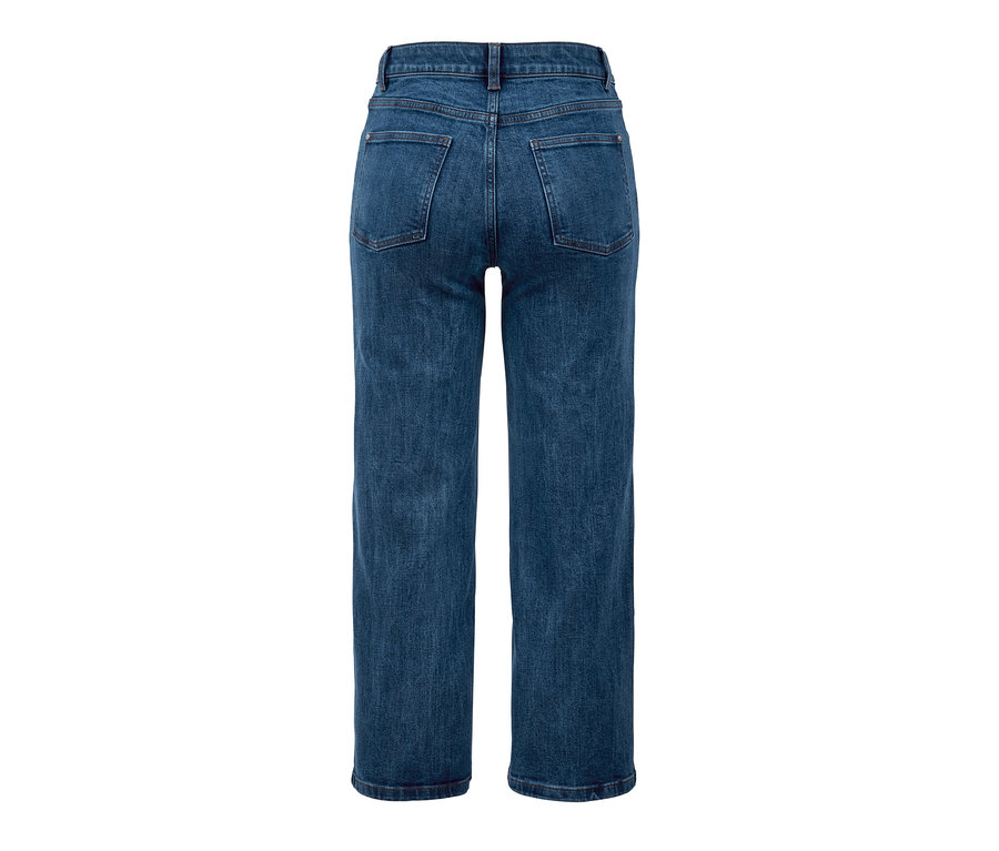 Rückansicht einer blauen Jeans in verkürzter Länge.