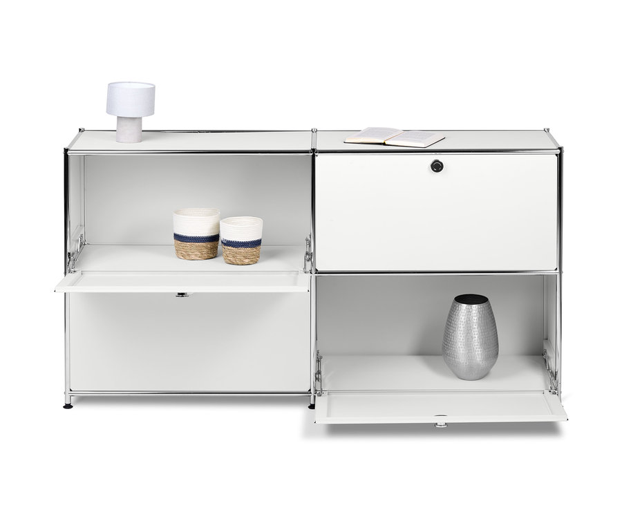 Weißes Sideboard Metall »CN3« mit 4 Klappfächern. Auf den Ablagen stehen zwei Körbe, eine Lampe und eine Vase.