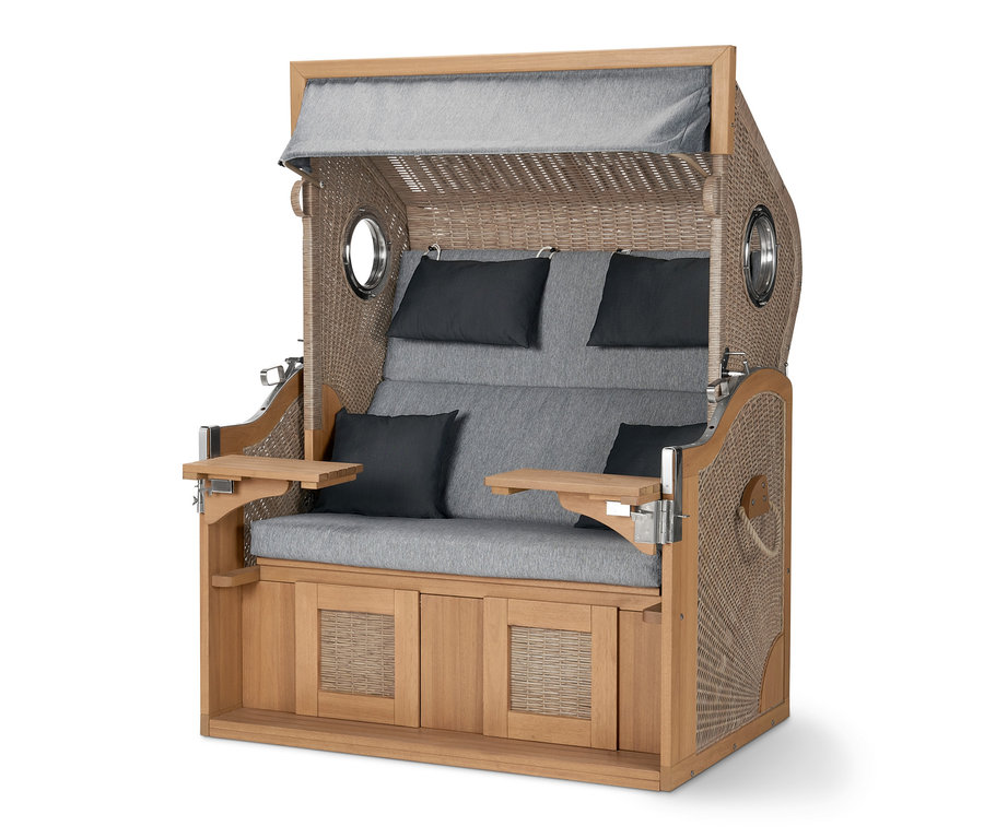 Ein Premium-Strandkorb XXL mit zwei Schwenktischen, grauen Kissen und einem Holzrahmen.