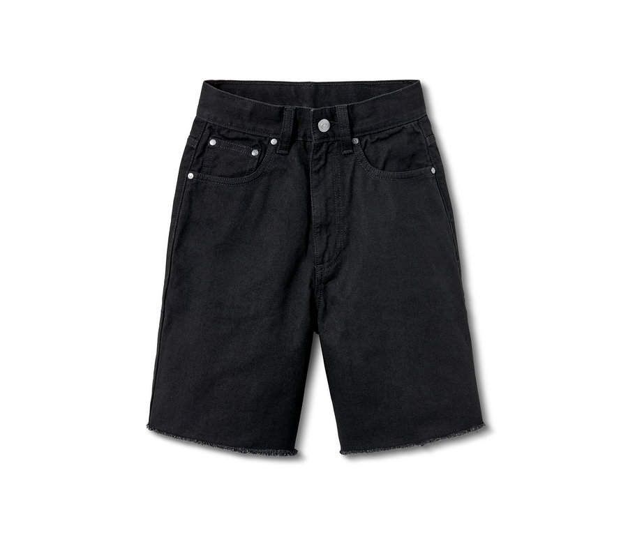 Schwarze Bermuda-Shorts auf weißem Hintergrund.