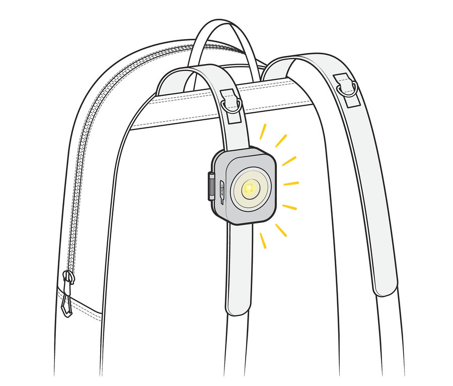 Eine blaue, kompakte Stirnlampe leuchtet, befestigt an einem Rucksackriemen.