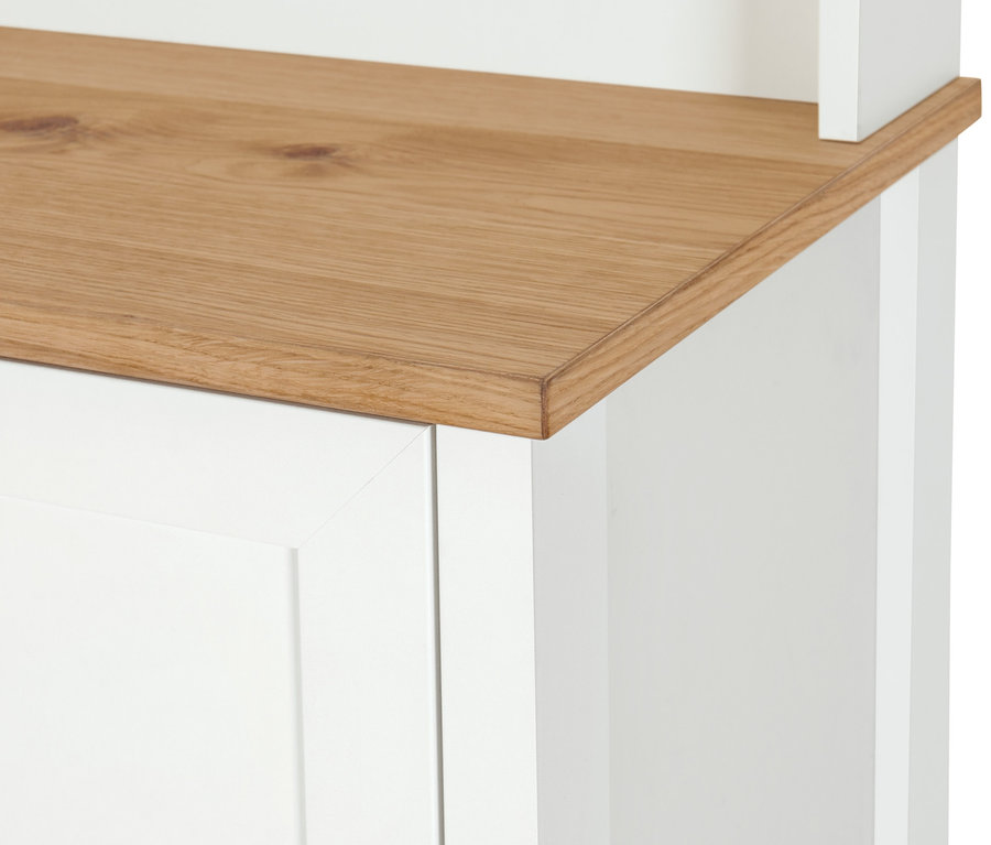 Detailaufnahme eines weißen Schminktisches mit Holzplatte.