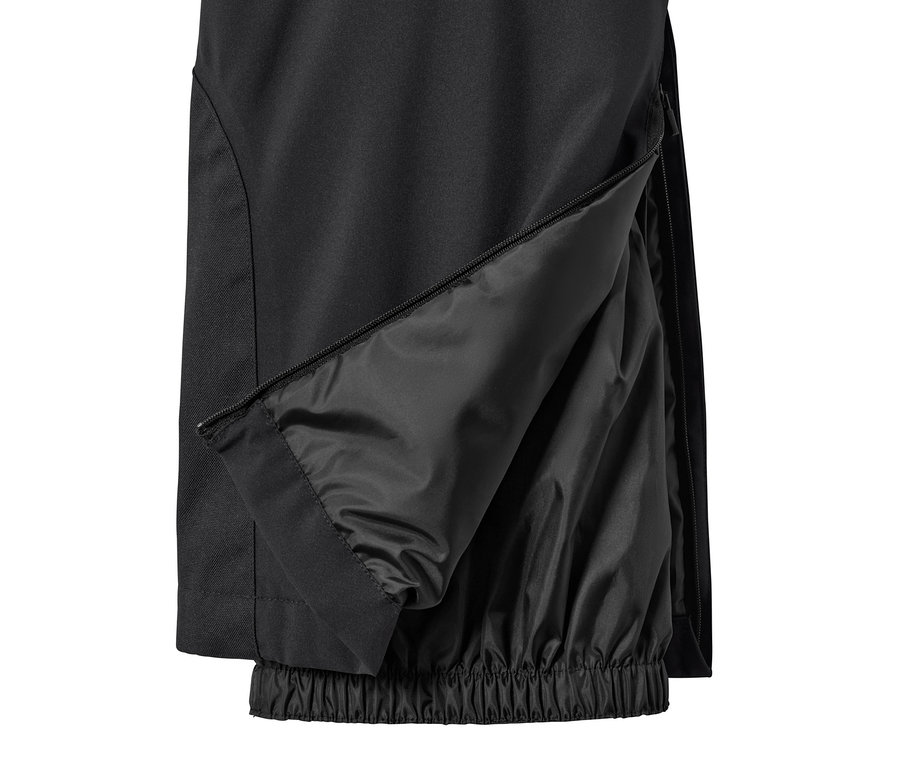 Detailaufnahme einer schwarzen Skihose mit Reißverschluss am Bein.